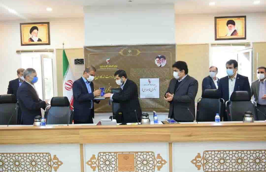 با اهدا لوح و تندیس پویش هر هفته الف ب ایران پروژه های برق رسانی از مدیرعامل برق اهواز تجلیل بعمل آمد