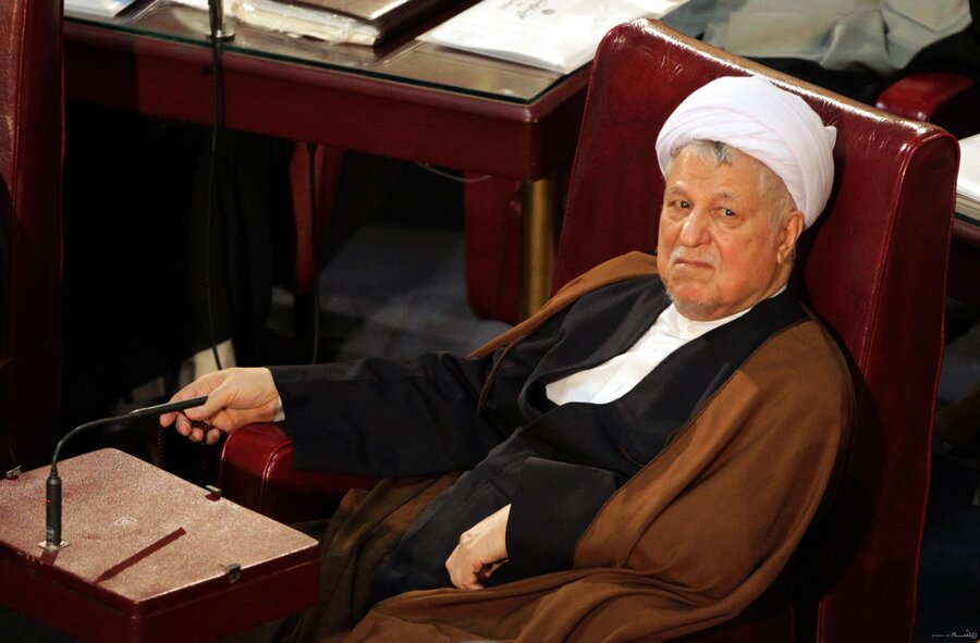 جلسه سران قوا در حیاط منزل آیت‌الله هاشمی زیر یک درخت