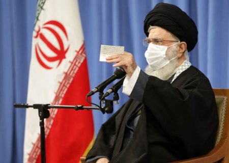 انتقام از قاتلان سردار سلیمانی قطعی و سخت‌تر از اخراج آمریکا از منطقه است/ رفع تحریم دست دشمن است اما خنثی‌ کردنش دست ما