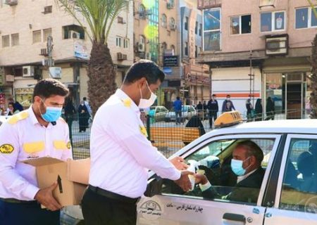 دومين مرحله توزيع رايگان محلول ضدعفوني كننده دست، بين رانندگان تاكسي اهواز