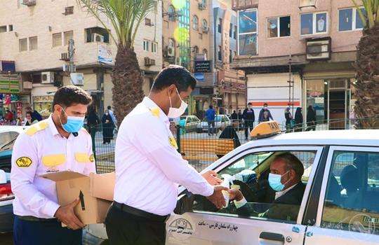دومين مرحله توزيع رايگان محلول ضدعفوني كننده دست، بين رانندگان تاكسي اهواز