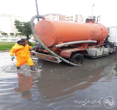 رفع آب گرفتگی های معابر و زیرگذرها درمناطق هشتگانه شهر اهواز در پی بارندگی روز گذشته