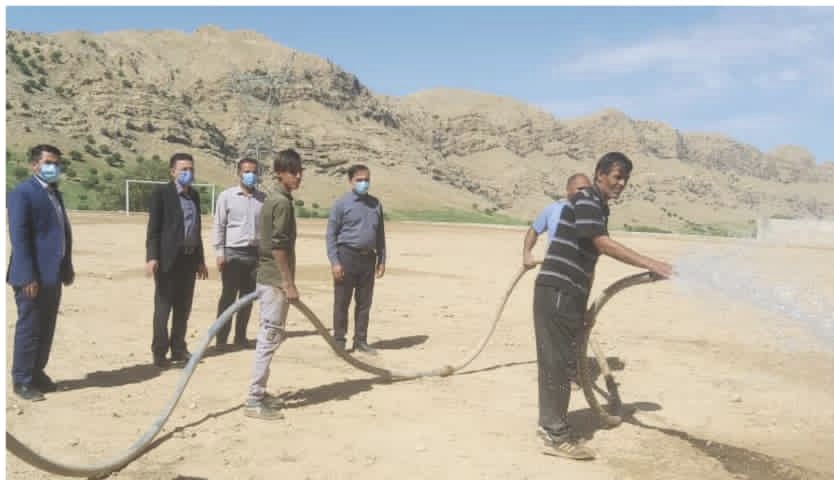 عملیات کاشت دومین زمین چمن فوتبال ایذه با حضور مهندس نبوّتی