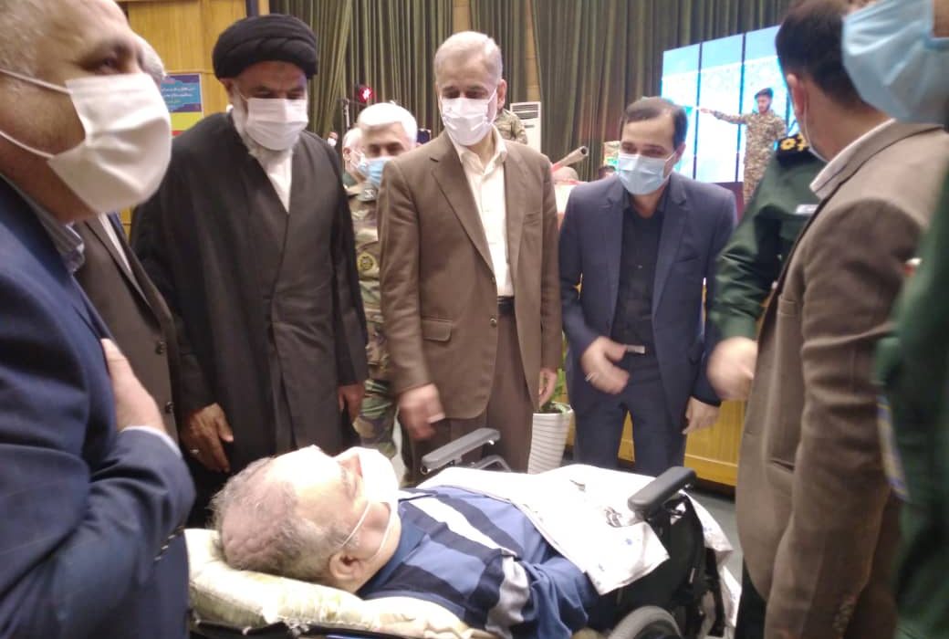 ادای احترام نماینده ولی فقیه در استان و استاندار خوزستان به جانباز سرفراز دفاع مقدس در آئین تجلیل و تکریم پیشکسوتان دفاع مقدس و مقاومت
