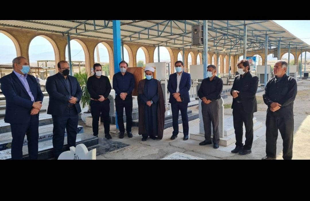 حضور امین‌ ابراهیمی مدیرعامل، رضا طاهری رییس هیات مدیره، علیرضا مخبر دزفولی قائم مقام مدیرعامل در امور ستادی و مسئولیت های اجتماعی و هیات همراه بر مزار شادروان حاج قاسم روهنده مدیر فقید بازرسی و نظارت شرکت فولاد خوزستان