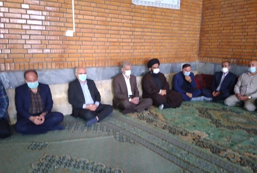 استاندار خوزستان با حضور در مجلس یادبود علی لندی نوجوان ایثارگر ایذه ای با خانواده وی ابراز همدردی کرد