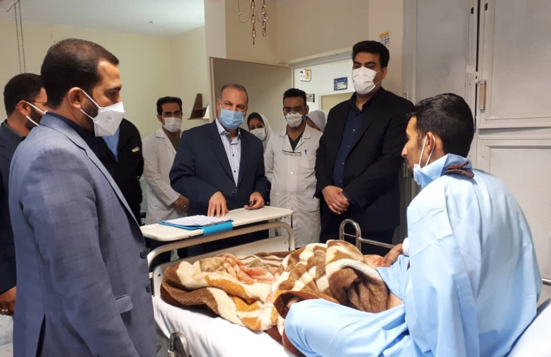 عیادت دکتر محمدحسین سرمست سرپرست دانشگاه علوم پزشکی جندی شاپور اهواز و مجتبی یوسفی نماینده مردم در مجلس شورای اسلامی از بیمار سانحه دیده در تصادف جاده اهواز – خرمشهر