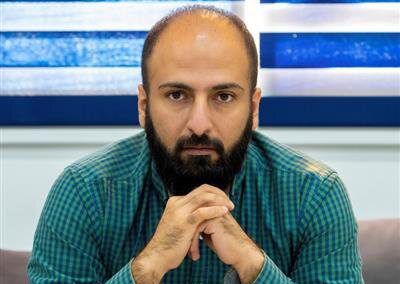 نمایش جدید مجتبی رستمی‌فر روی صحنه است