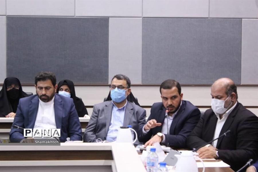حضور نماینده اهواز در جلسه شورای اجتماعی خوزستان به همراه اعضای کمیسیون اجتماعی مجلس/مهندس یوسفی:انتقال حساب صنایع بزرگ درخوزستان از طریق بانک‌های دولتی انجام شود
