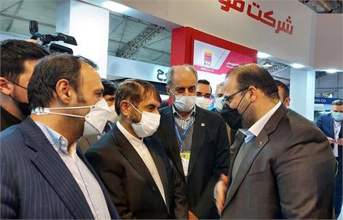 در آیین افتتاحیه سومین نمایشگاه ملی فولاد ایران: کتاب بومی‌سازی فولاد خوزستان به مدیر گروه دفتر اقتصادی مقام معظم رهبری اهدا شد
