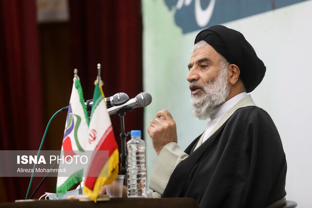 امام جمعه اهواز:  جشنواره فجر دل مومنان را به درد آورد / تمرکز دشمن بر نقاط قوت ما است