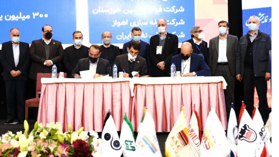 به همت شرکت فولاد اکسین خوزستان انجام شد؛ امضای تفاهم نامه سه جانبه به منظور فراهم کردن لوله‌های مورد نیاز پروژه‌های نفت وگاز
