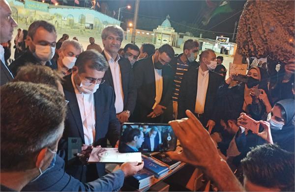حضور وزیر ارشاد در جمع زائران راهیان نور در یادمان شهدای هویزه/پرچم شهدای هویزه به وزیر ارشاد اهدا شد