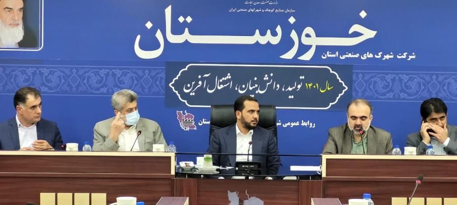 مهندس یوسفی در حاشیه نشست به همراه معاون وزیر صمت با رؤسای اتحادیه های صنوف استان عنوان کرد: اختصاص ۳۰۰ هزار میلیارد ریال برای تامین سرمایه در گردش تولید در کشور