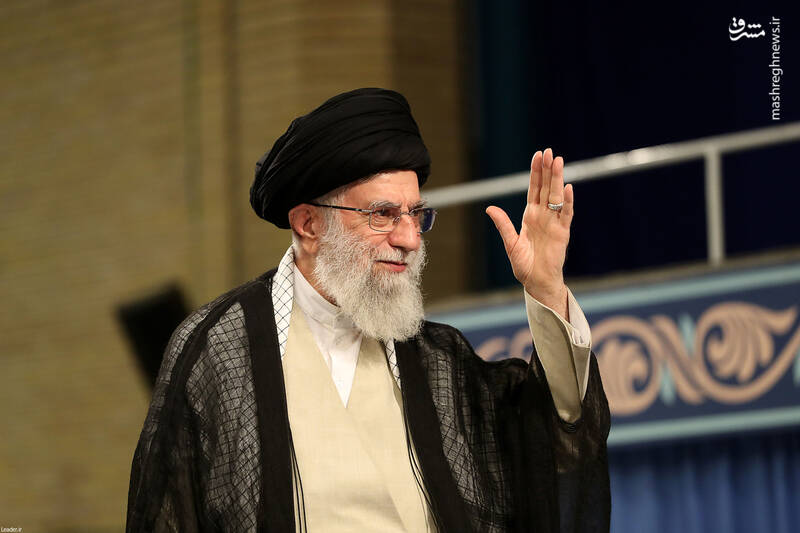 رهبر انقلاب: در نماز جمعه‌ همه‌جور آدمی شرکت می‌کند با جوانی که انقلابی هم نیست پدرانه رفتار کنید