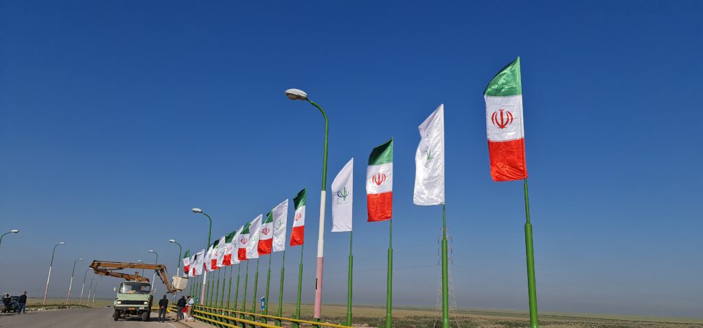 به مناسبت هفته بسیج، پل نیشکر به همت نیشکر فارابی آراسته شد؛ جنبشِ پرچم‌های نیشکر در سایه شکوه پرچم ایران در هفته بسیج