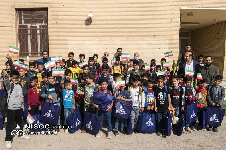 به همت شرکت ملی مناطق نفت‌خیز جنوب انجام شد: توزیع بسته های نوشت افزار در مناطق همجوار با تاسیسات نفت