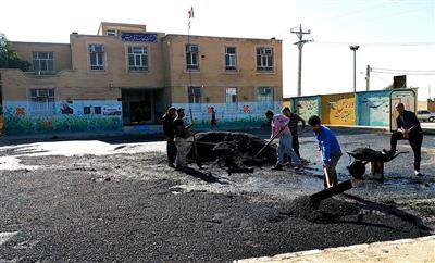 در راستای عمل به مسئولیت های اجتماعی انجام شد اجرای آسفالت مدارس روستایی حومه رامشیر توسط نفت و گاز مارون