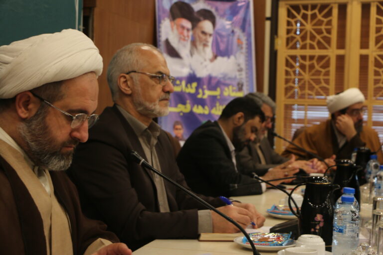 استاندار خوزستان در نشست هماهنگی برگزاری آئین گرامیداشت دهه فجر؛ برای انتقال آرمان‌های انقلاب به نسل جوان و نوجوان برنامه‌ریزی شود/ ستاد دهه فجر باید بستری برای مردمی شدن فرهنگ ایجاد کند