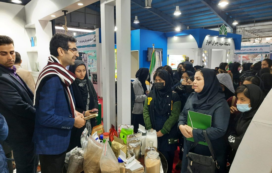 همگام با نمایشگاه دستاوردهای پژوهشی خوزستان؛ کام شیرین دانش‌آموزان از غرفه پژوهشی نیشکر