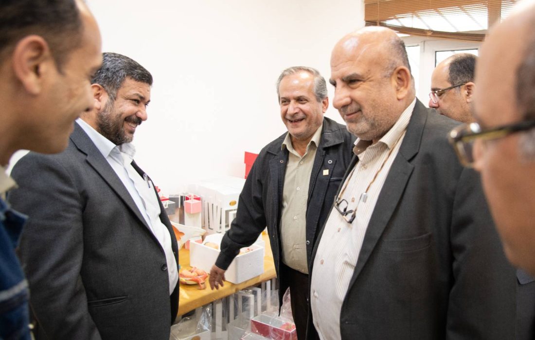 در حاشیه نمایشگاه صنایع دستی زندانیان در نیشکر دهخدا؛   روایت شنیدنی خلافکاری که استاد چرم‌دوزی شد