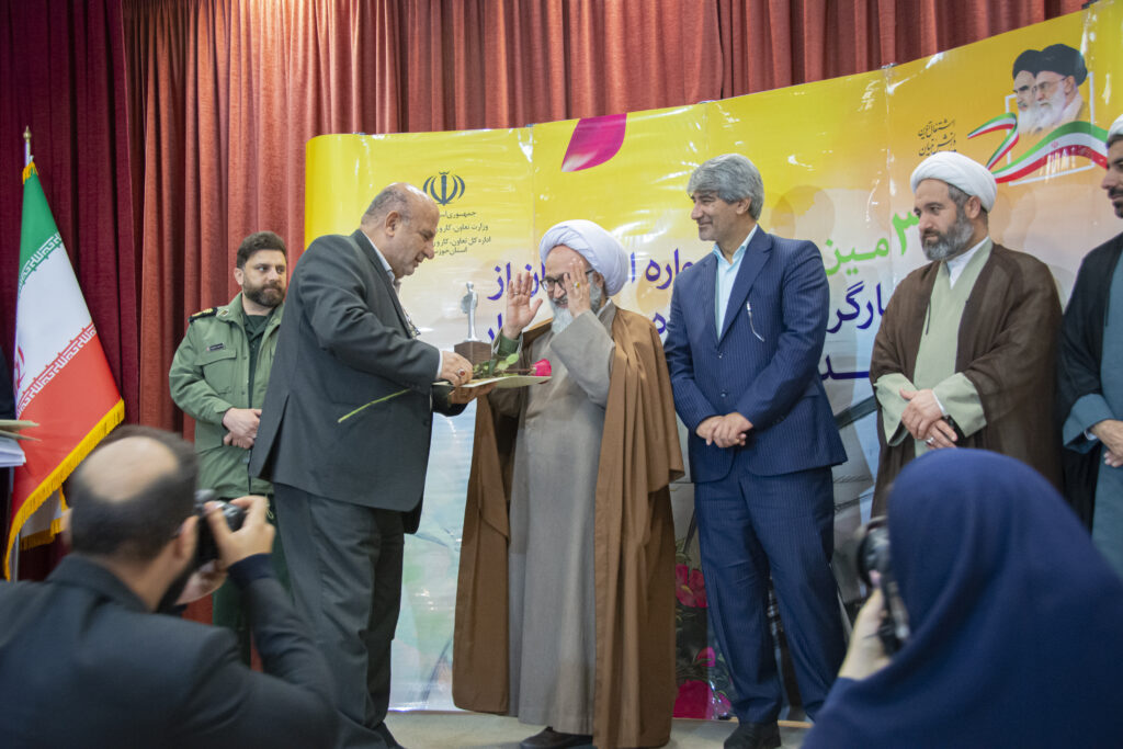 در سی و چهارمین جشنواره امتنان؛ تندیس مدیر نمونه واحد تولیدی به مدیرعامل نیشکر رسید