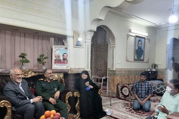 ادای احترام استاندار خوزستان و فرمانده سپاه خوزستان با خانواده شهید هاشمی