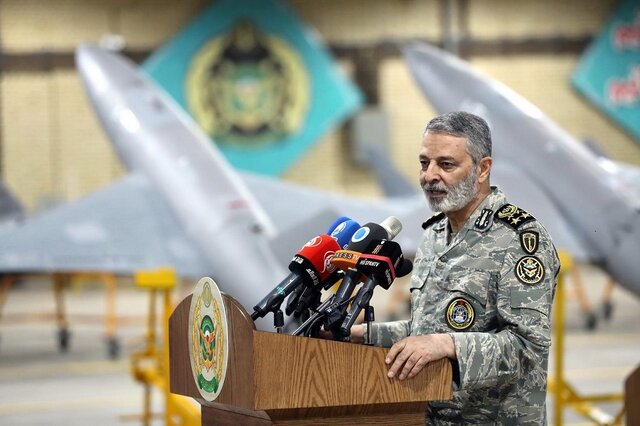 فرمانده ارتش جمهوری اسلامی ایران: خانواده از اهداف اصلی دشمنان انقلاب است/ دشمن هرگز دلسوز دختران و پسران ما نیست