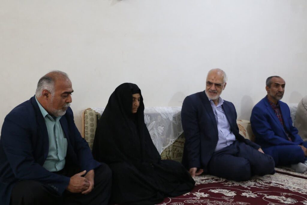 دیدار استاندار خوزستان با خانواده شهید احمد جعفریان