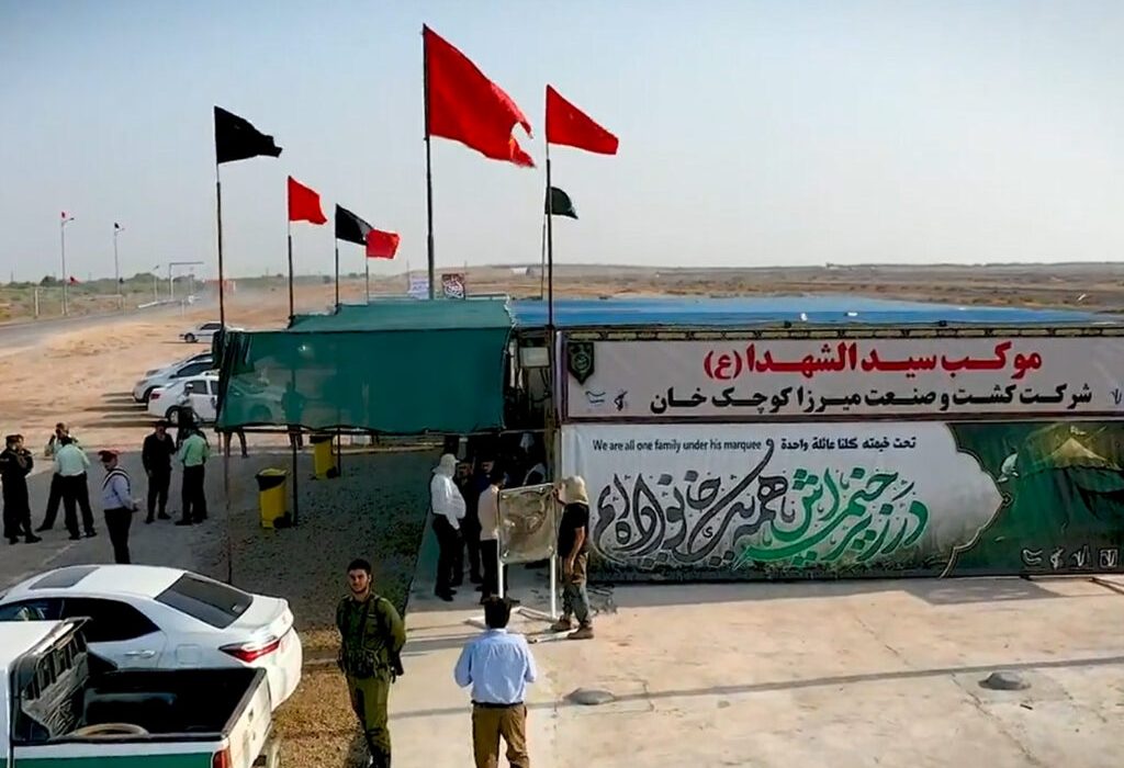 خادمان موکب نیشکر در طریق‌الحسین؛ دل‌هایی که روانه کوی یار می شوند/تجربه خاطره‌انگیز زائران در موکب نیشکر