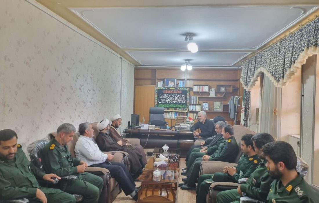 هفته دولت؛ به مناسبت هفته دولت ؛ فرمانده ناحیه مقاومت بسیج سپاه شهرستان باغملک با فرماندار دیدار کردن