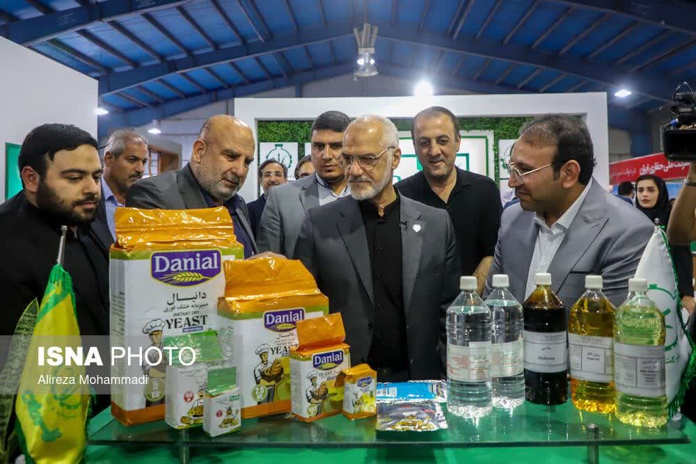 بازدید استاندار خوزستان از غرفه توسعه نیشکر در نمایشگاه هفته دولت