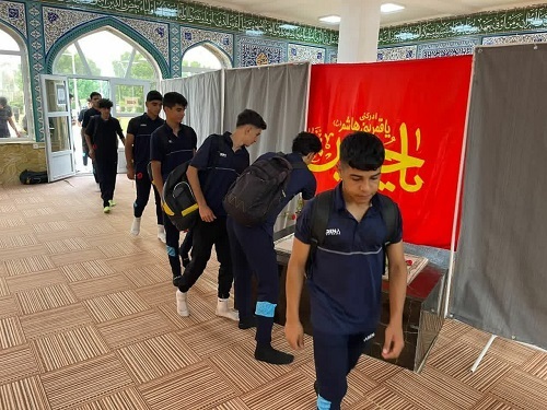 تجدید میثاق ورزشكاران فوتبال امید مناطق نفتخیز جنوب-اهواز با شهدای گمنام