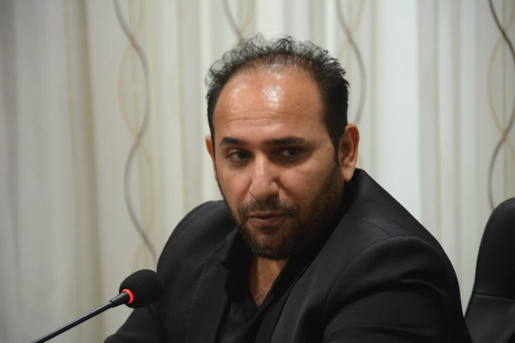 در دومین روز از هفته کتابخوانی برنامه «من هم کتاب خریدم» در کتابفروشی شرق اهواز اجرا شد