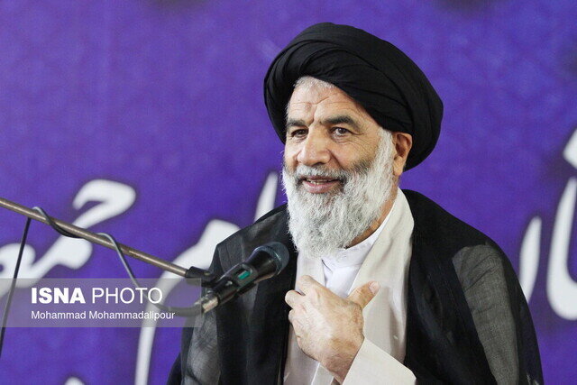 امام جمعه اهواز: دانشجو به پیشرفت علمی کشور و واقع بینی در آرمانخواهی اهتمام داشته باشد