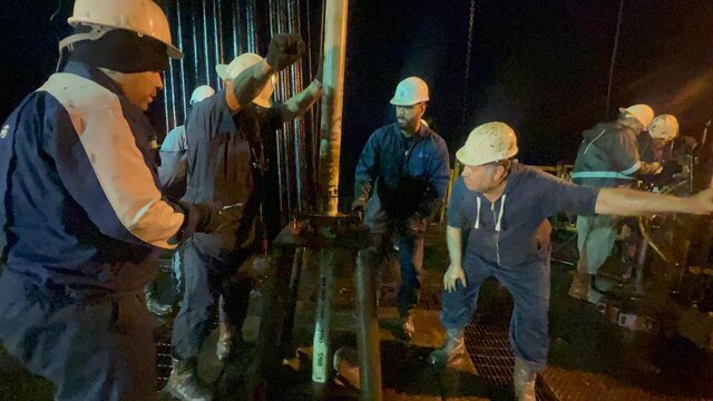 در راستای تداوم افزایش تولید نفت از میادین مشترک انجام شد؛ تعویض تلمبه و رانش تلمبه جدید در چاه شماره ۱۶ میدان یاران