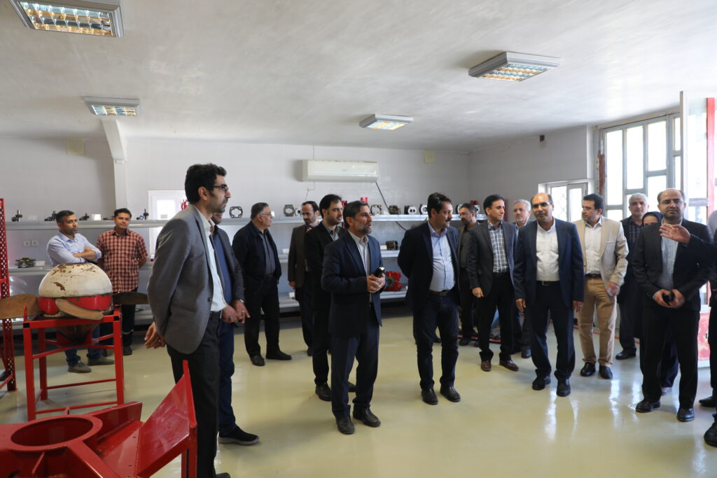 بازدید اساتید دانشگاه شهید چمران اهواز از دستاوردهای تحقیقاتی نیشکر