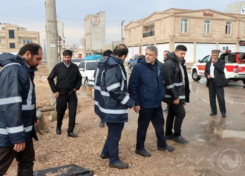 گزارش تصویری بازدید میدانی شهردار اهواز در ساعات اولیه بارندگی از سطح شهر و نظارت بر دفع سریع آبهای سطحی