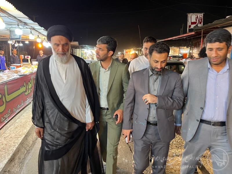 بازدید شبانه نماینده ولی فقیه در استان و امام جمعه اهواز به همراه معاونین شهردار از بازارچه کیان