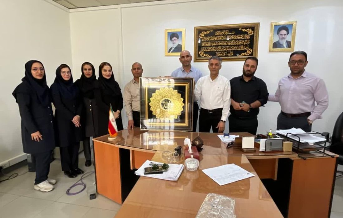 تقدیر کارکنان امور بازرگانی از همکار بازنشسته