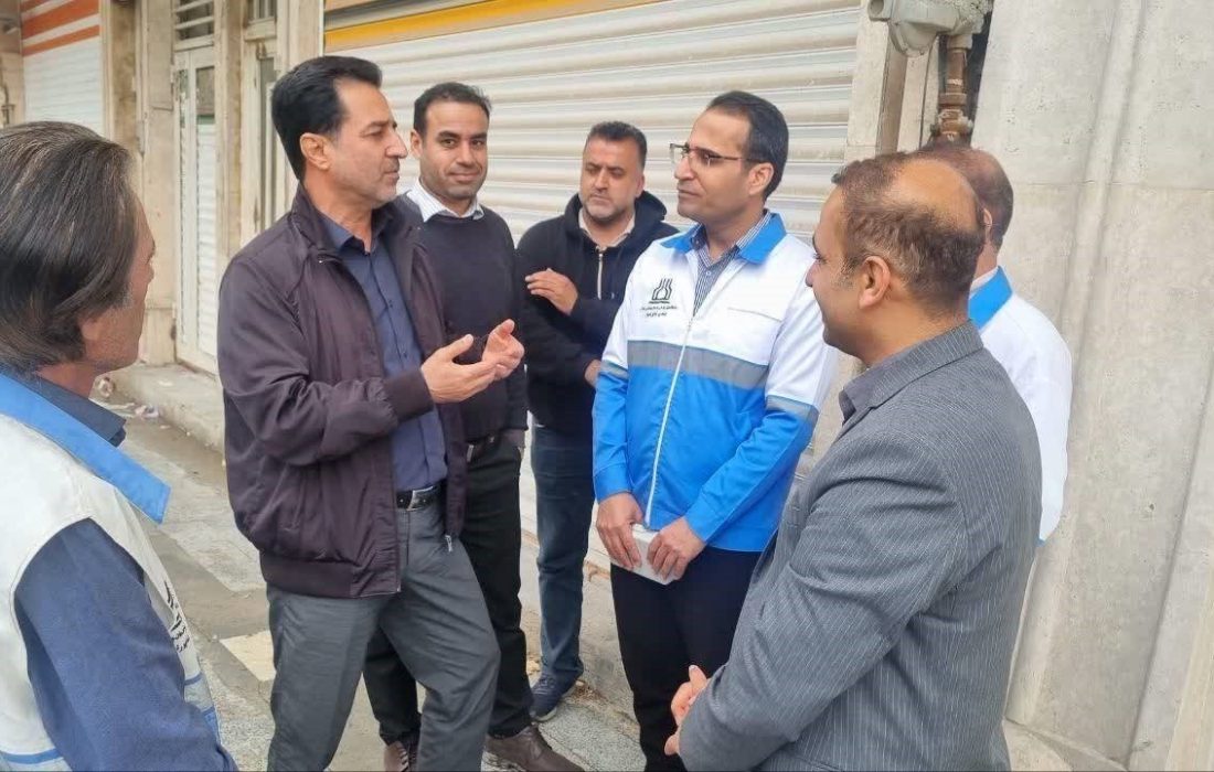 بازدید افشین محمدی معاون بهره برداری و توسعه آب شرکت آب و فاضلاب استان خوزستان به همراه مجری طرح فاضلاب ، مدیر منطقه آب و فاضلاب بندر ماهشهر و سرپرست اداره آبفا بندرامام خمینی(ره) از نقاط بحرانی جهت کمک به شهرداری ها و دفع  آبهای سطحی