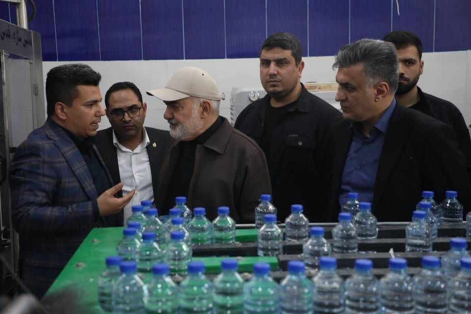 افتتاح کارخانه تولید آب معدنی در کارون با حضور استاندار خوزستان/ تولید آب آشامیدنی با اتکا به ظرفیت‌های داخلی در خوزستان آغاز شد / تکمیل این پروژه در شرایط جنگی اقدامی ارزشمند است / لزوم استفاده دستگاه‌های اجرایی از محصولات تولید داخل استان