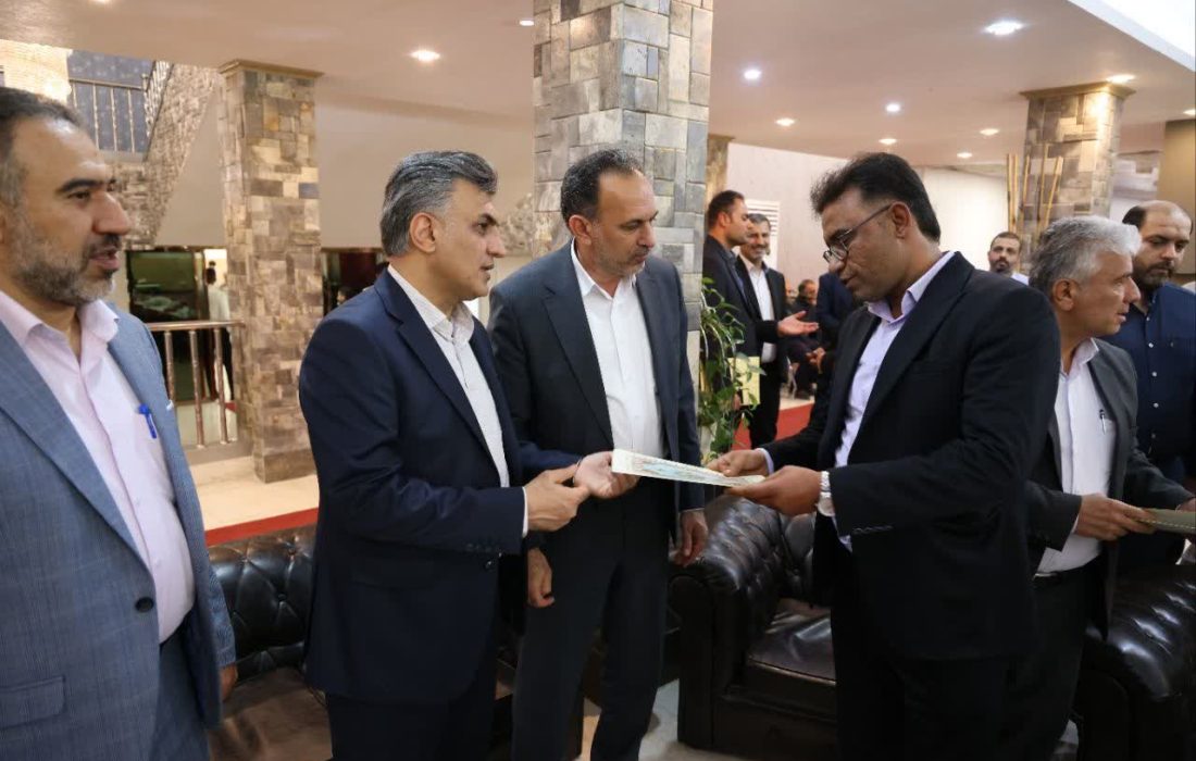 گزارش تصویری | تقدیر از مدیران برتر حوزه مشترکین و درآمد آبفا خوزستان