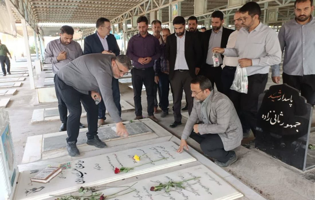 به مناسبت گرامیداشت هفته دفاع مقدس، آیین غبارروبی و عطرافشانی گلزار مطهر شهدای اهواز