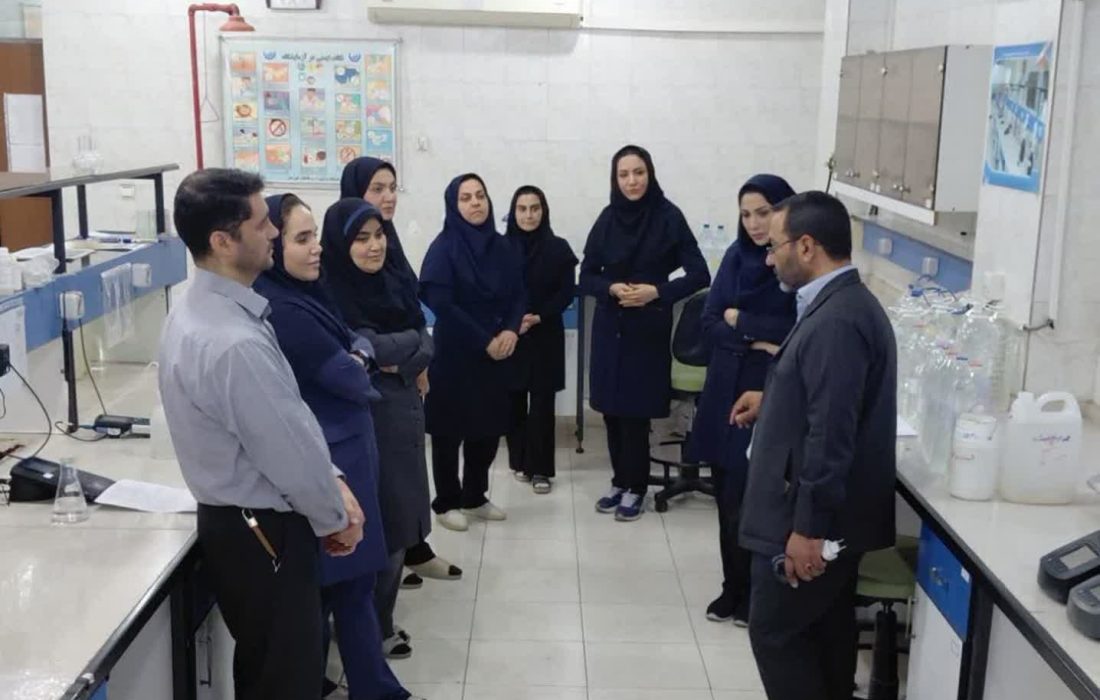 تاکید بر تقویت تعاملات درون‌سازمانی در بازدید سرپرست دفتر حراست آبفا خوزستان از آزمایشگاه مرکزی